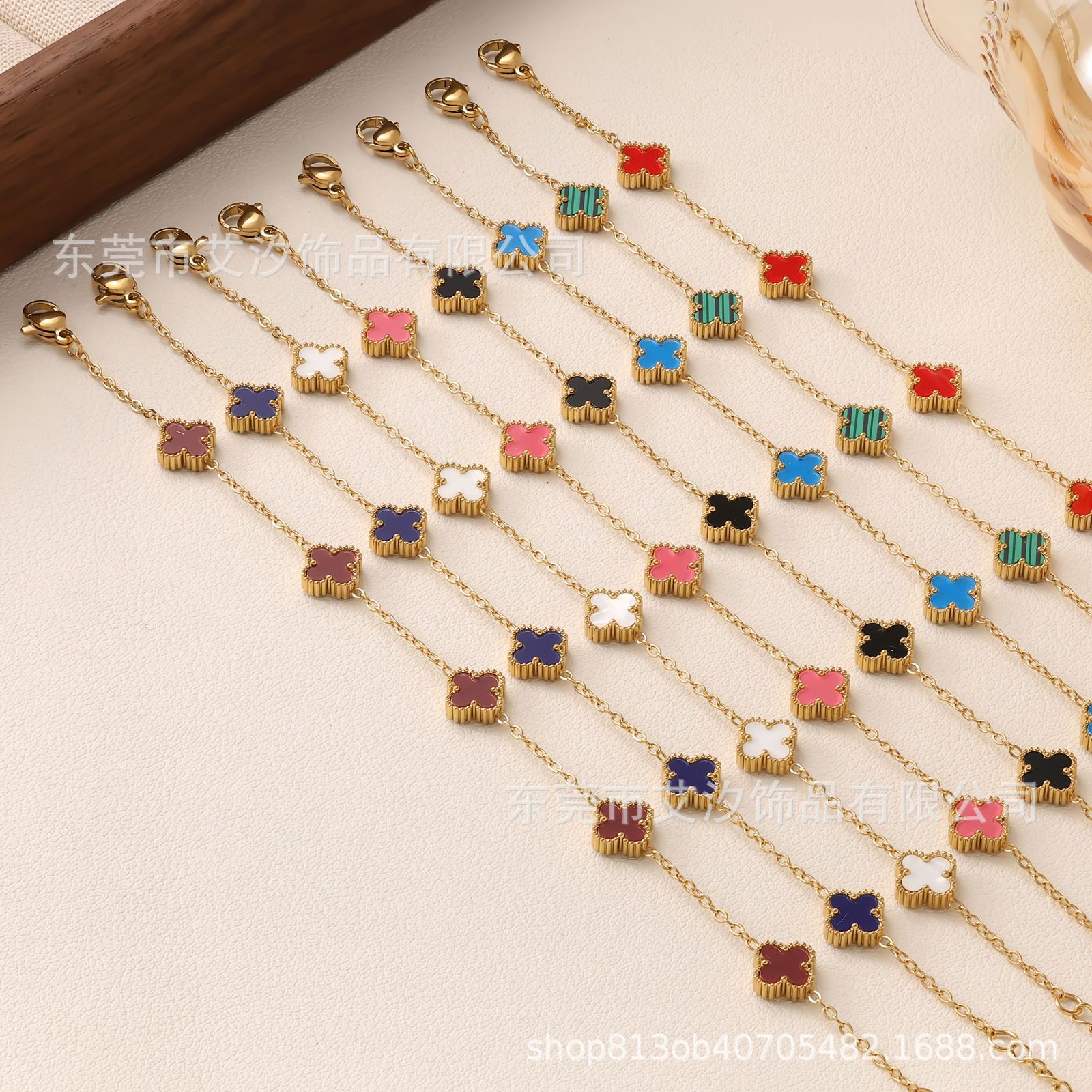 국경 간 뜨거운 판매 9mm 티타늄 스틸 행운의 4 잎 클로버 팔찌 18k 진공 도금 여성 패션 올 매치 쥬얼리 티타늄 스틸