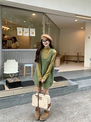 Uネックのワンピースを重ね着しています。
