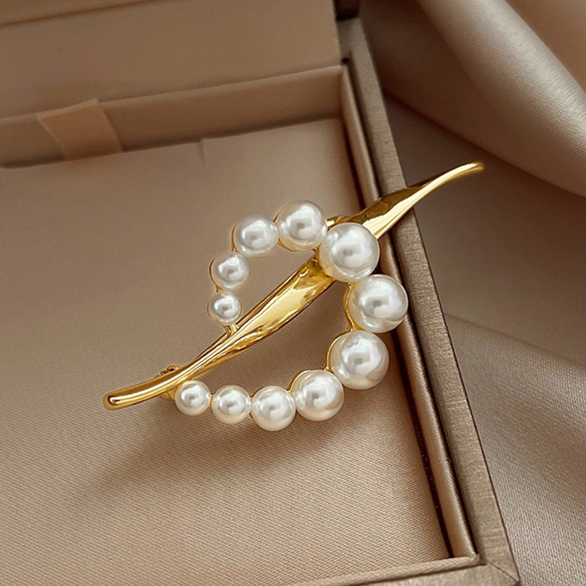 Elegant pärlbrosch för kvinnor - stilfullt accessoar för kavaj_voghion.com
