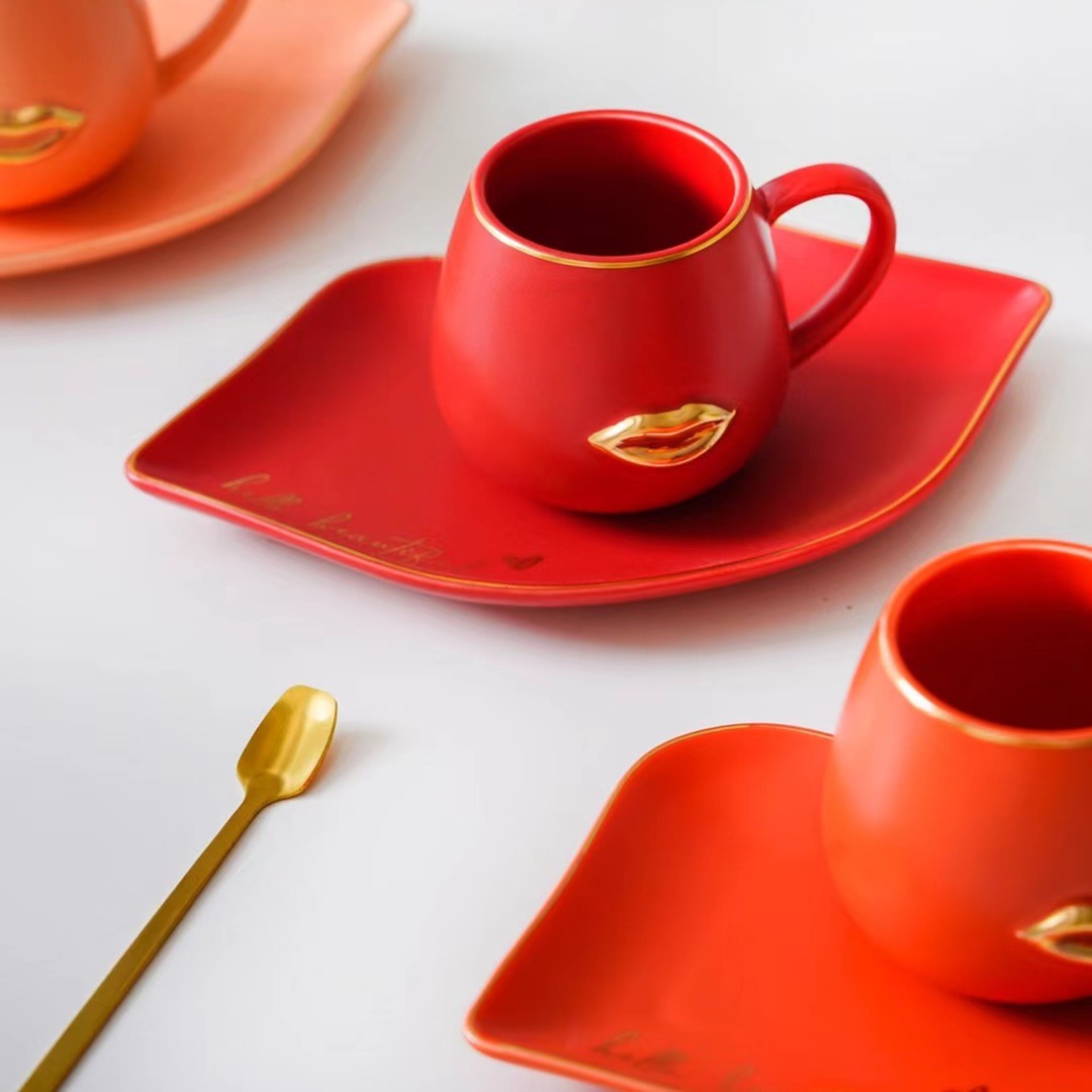 Nórdico té de la tarde taza de café y plato conjunto de regalos personales con cuchara de oro dibujado dulces taza de agua de cerámica taza de marca