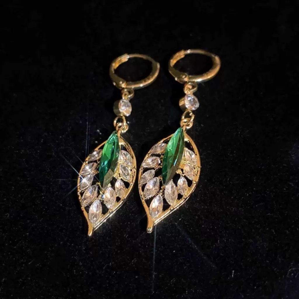 2025 nuevo aretes de hoja de zircón negro de moda ligero de lujo aretes de estilo de moda de alta calidad aretes de aretes versátiles