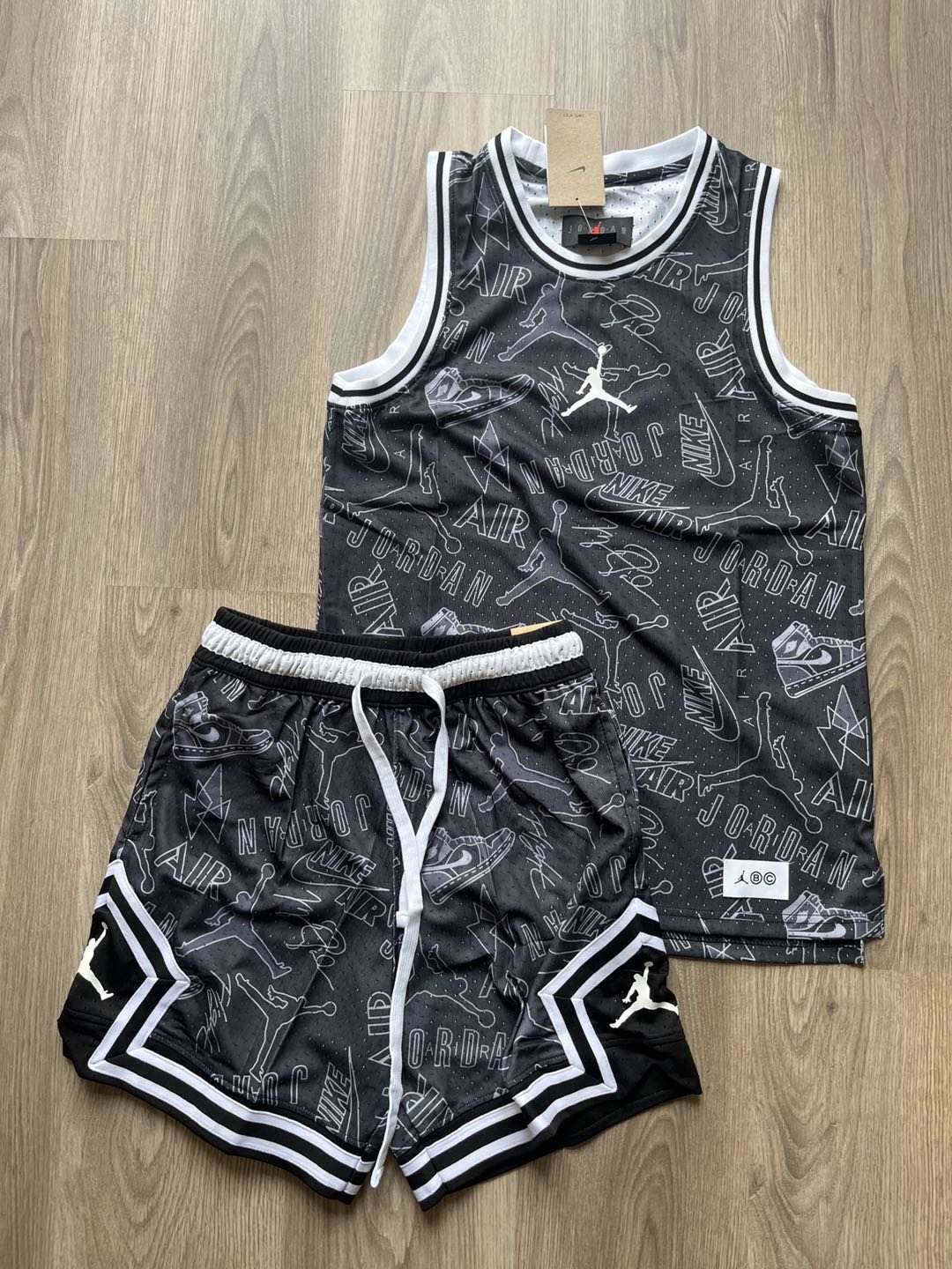 Nuevo conjunto de ropa deportiva de hombre volador en verano, entrenamiento de carrera para hombres, chalecos cortos transpirables de secado rápido, dos juegos al por mayor