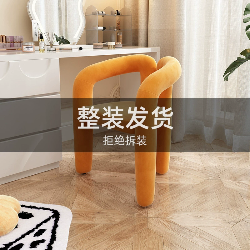 Гардеробная девушка экстравагантная косметика стул скандинавский крем туалетный столик Современная спальня минималистский обеденный стул дома
