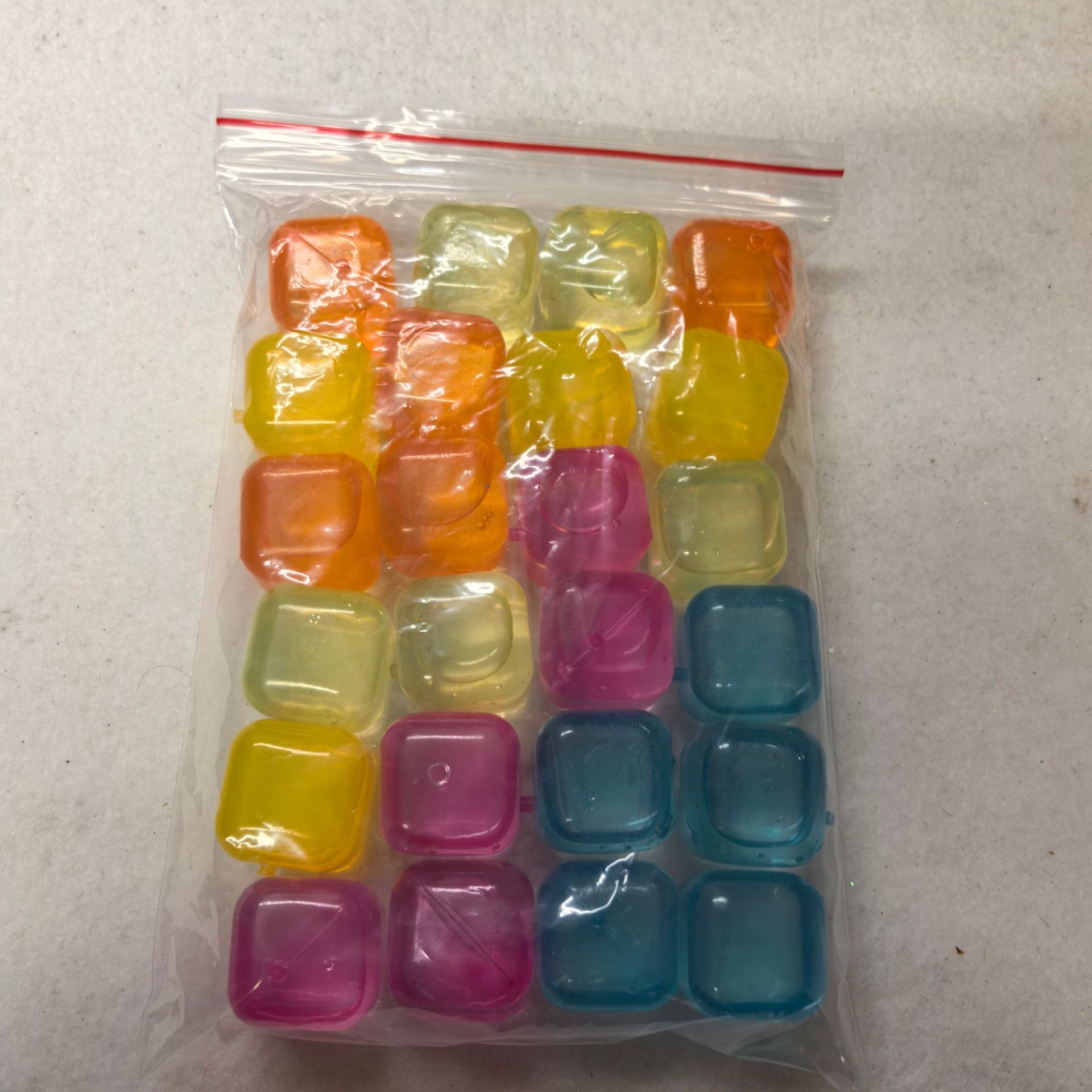 Venta directa de fábrica de 24 cubos de hielo de plástico reutilizables en varias formas para el verano, ideales para bares y fiestas.