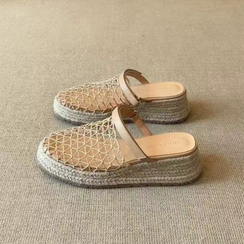 Fashionable straw sandals for leisure