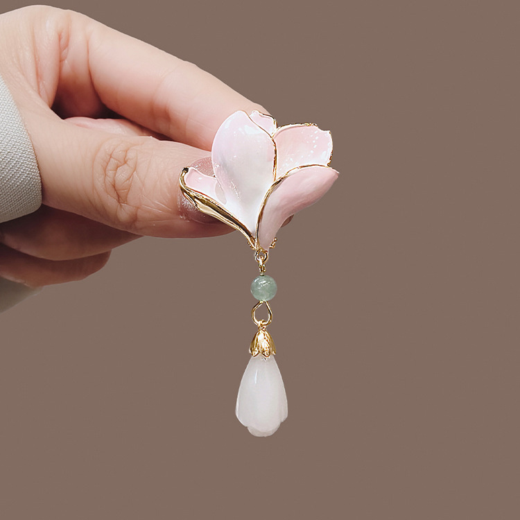 Chinese Style Magnolia Flower Brooch for Women, High-End Clothing Accessory, Versatile Anti-Exposure Pin, In-Stock Vintage Artistic Brooch
