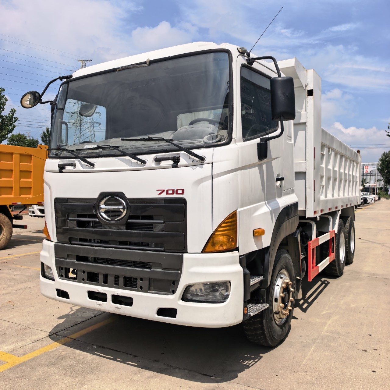 Manufacturer of cross-border HOWO dump trucks, construction waste transporters, rear-tipping dumpers, and crane-equipped transport vehicles