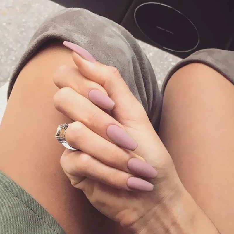 Parche de uñas de celebridades de Internet con personalidad esmerilada, parche de uñas postizas terminado con sensación de carne, 24 piezas, armadura trapezoidal terminada