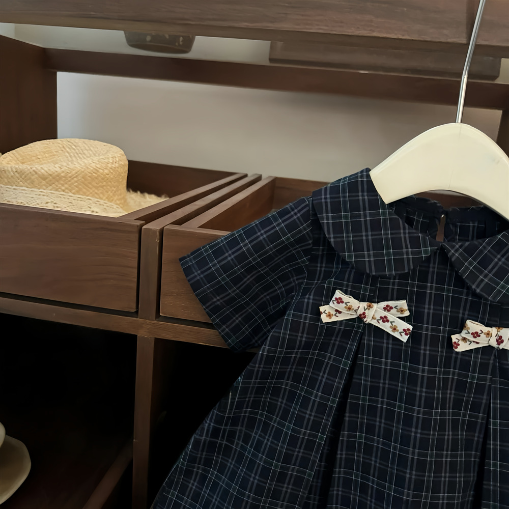 [Xianning Seven] ¡Sentido avanzado! Vestido de muñeca a cuadros retro estilo universitario con lazo floral de bebé femenino