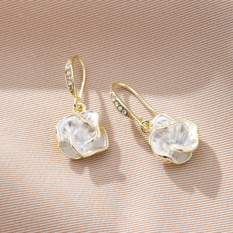 Pendientes de flores de Camelia de estilo francés 2023 pendientes de diseño de nicho elegante de lujo ligero de verano para mujer nueva