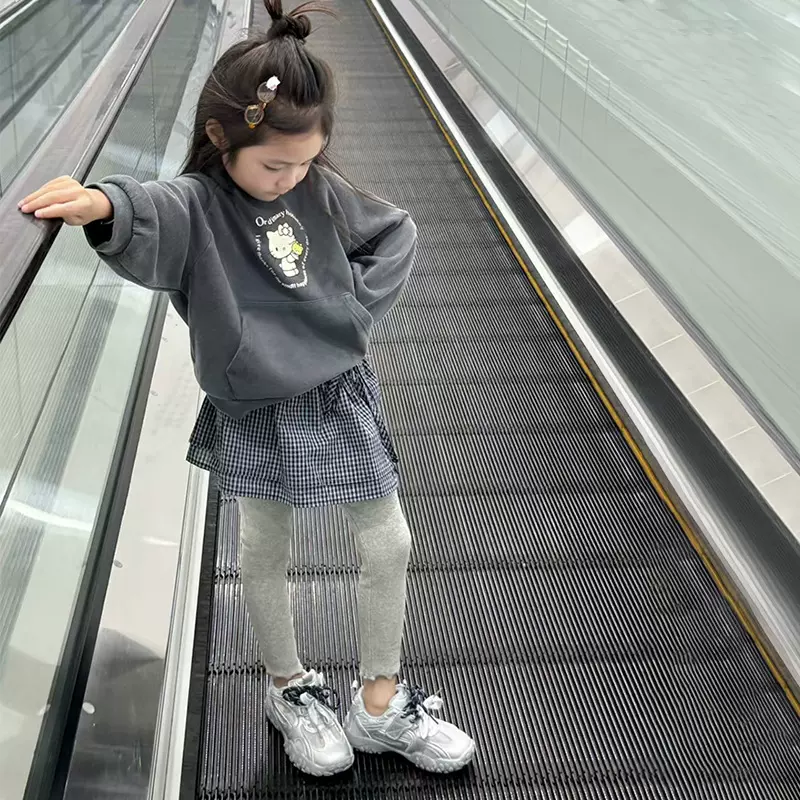 女童秋季2025新款卡通印花连帽卫衣百搭格子屁帘打底裤潮流三件套