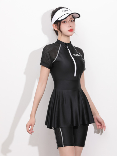 Quick-drying, conservative split skirt-style short-sleeve capri two-piece set—cover-the-belly, figure-flattering swimsuit for women's sports and hot springs.