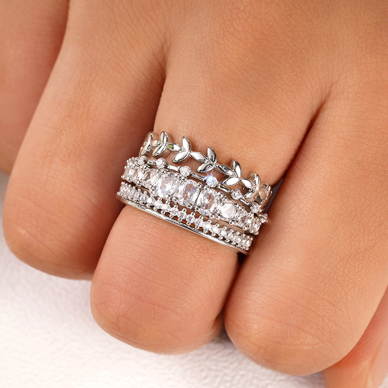 Set di anelli impilabili con zirconi in stile minimalista_voghion.com