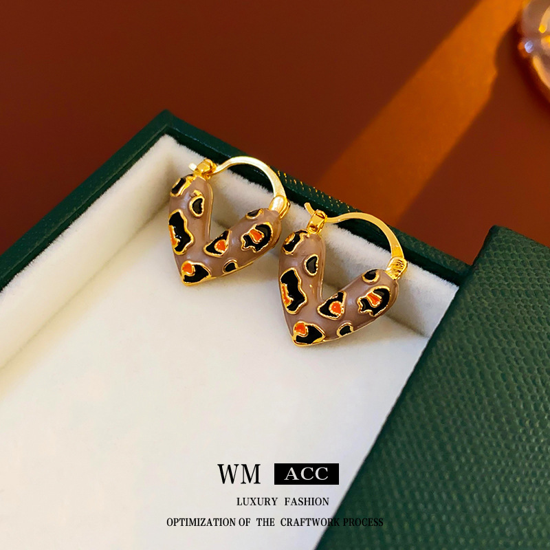 Oro real electrochapado aceite de gota encantadora hebilla de oreja de metal Otoño e Invierno retro pendientes elegantes pendientes de alto grado para las mujeres al por mayor
