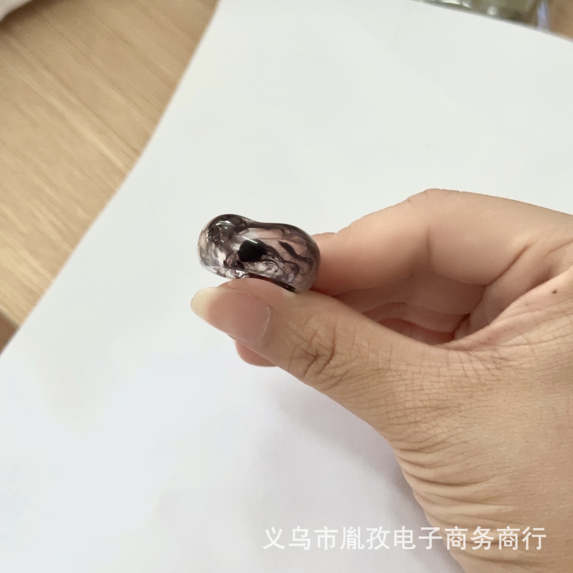 El pequeño blogero del libro rojo con el mismo anillo de resina en forma de tesoro único de nicho, anillo de viento frío para atraer riqueza