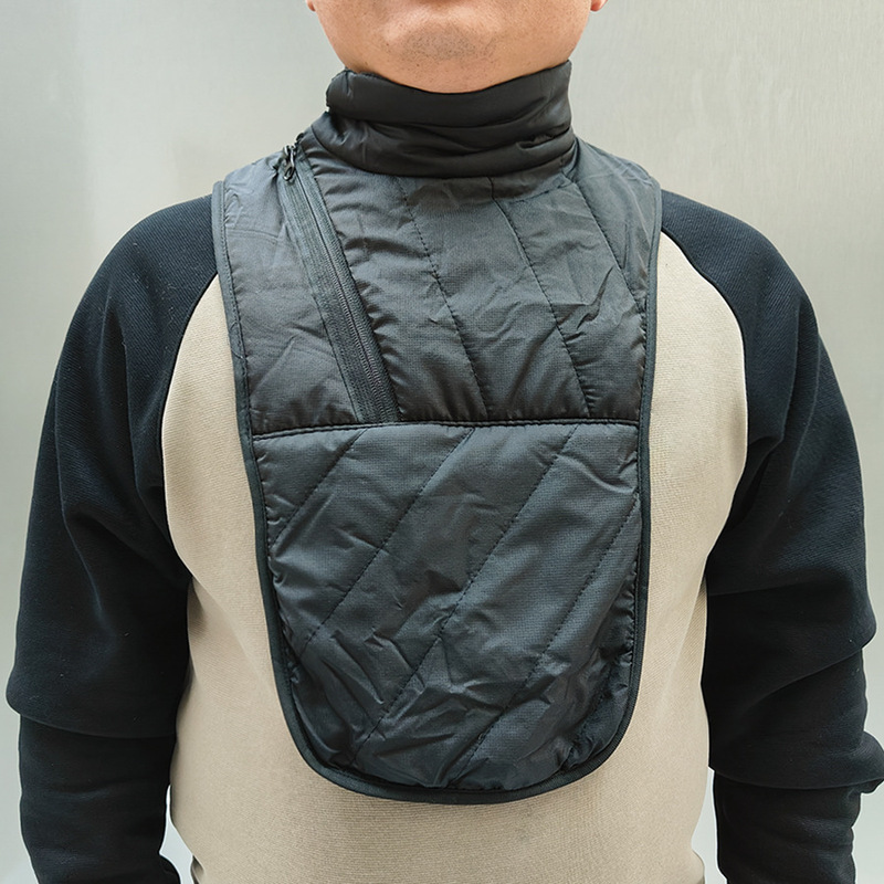 冬の防風で首を囲むアウトドア防寒とダウンスキーに乗るスポーツ装備オートバイの胸を保護して首を保温します。|undefined