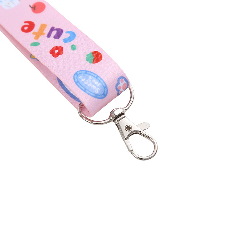ぬいぐるみのストラップと子供機のストラップを掛けます。|undefined