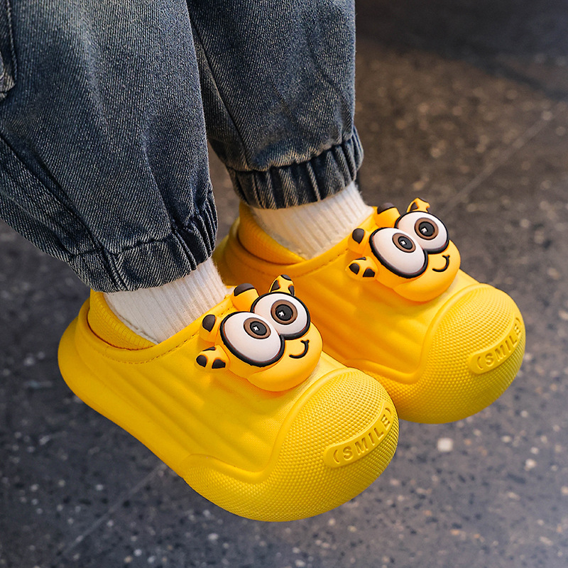 Otoño y invierno zapatillas de algodón para niños, niños y niñas, calentamiento y cubierta de algodón impermeable, lindos zapatos de algodón para niños pequeños y medianos.