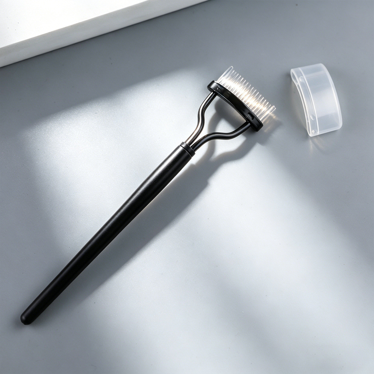 Eyelash comb, plastic fine-tipped dual-use eyebrow comb and brush, separates each lash perfectly, a magic tool for separating lashes