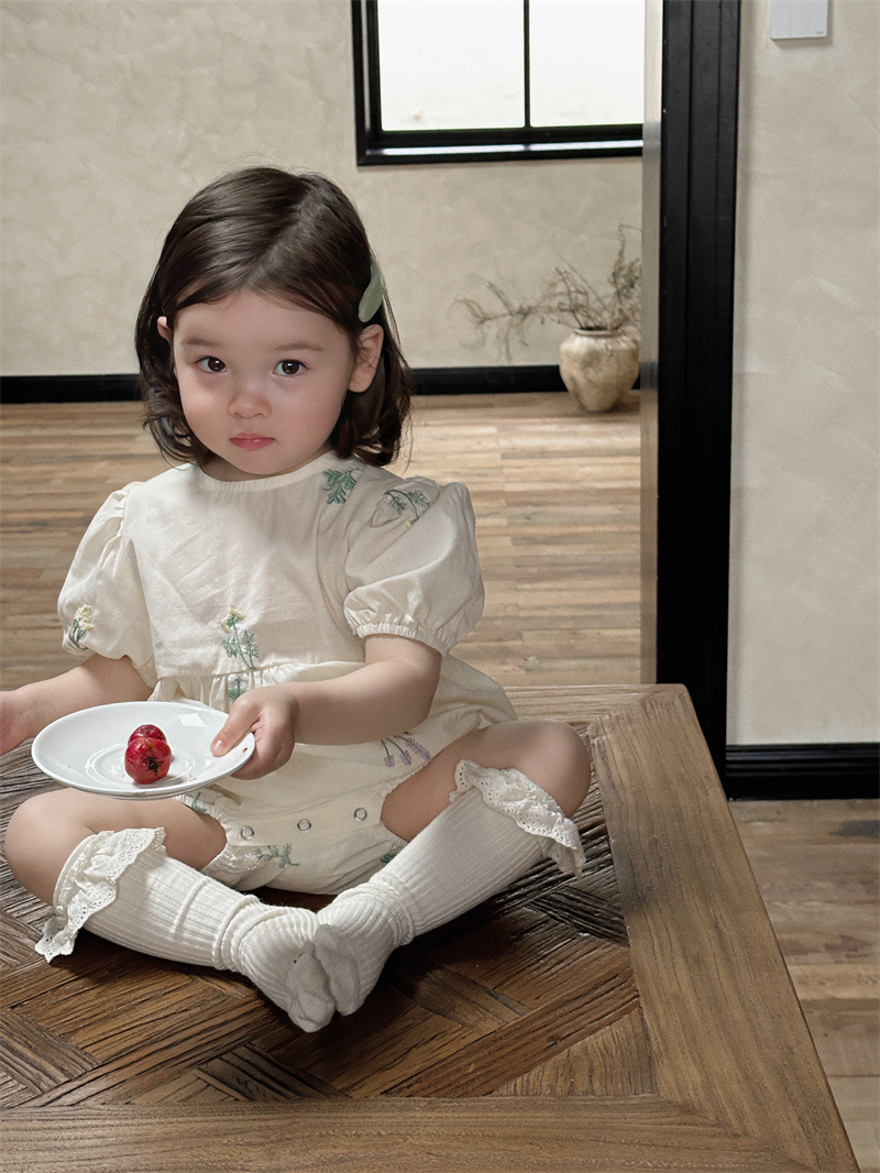 Falda-romper para bebé para verano, ropa infantil de estilo fino, ropa infantil de estilo coreano para el verano de 2025, romper con botones en la espalda para niñas.