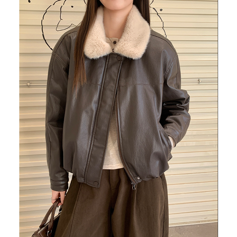 Retro Hong Kong Style Black Leather Jacket with Fleece Collar for Women, 2025 Winter New American Retro Loose Fit Retro Hong Kong Style Black Leather Jacket with Fleece Collar for Women, 2025 Winter New American Retro Loose Fit