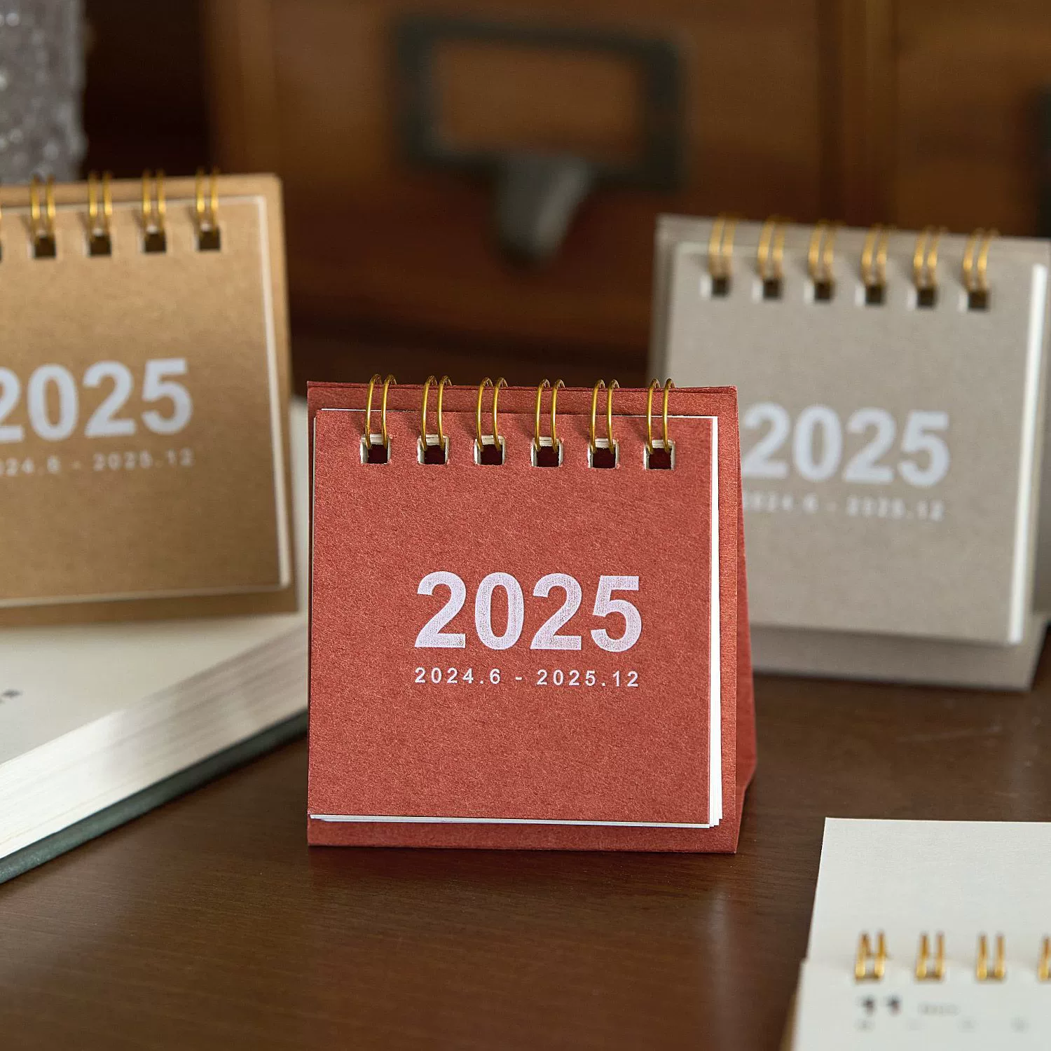 Календарь на столе высокого качества на 2025 год