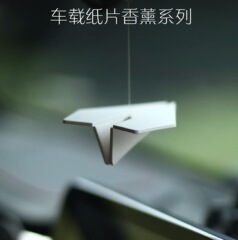 カスタマイズ可能な新しい紙飛行機ペンダント車のアロマセラピータブレット車のグッズ装飾 2025 新製品卸売