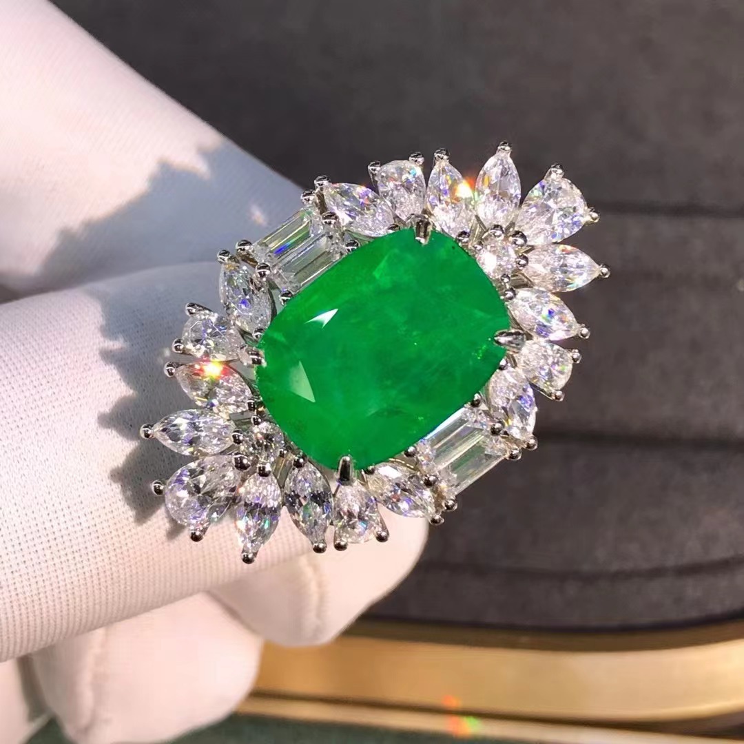 Anillo de Esmeralda sintética de alta calidad S925 plateado anillo femenino de Esmeralda sintética con incrustaciones de platino de cinco capas de espesor