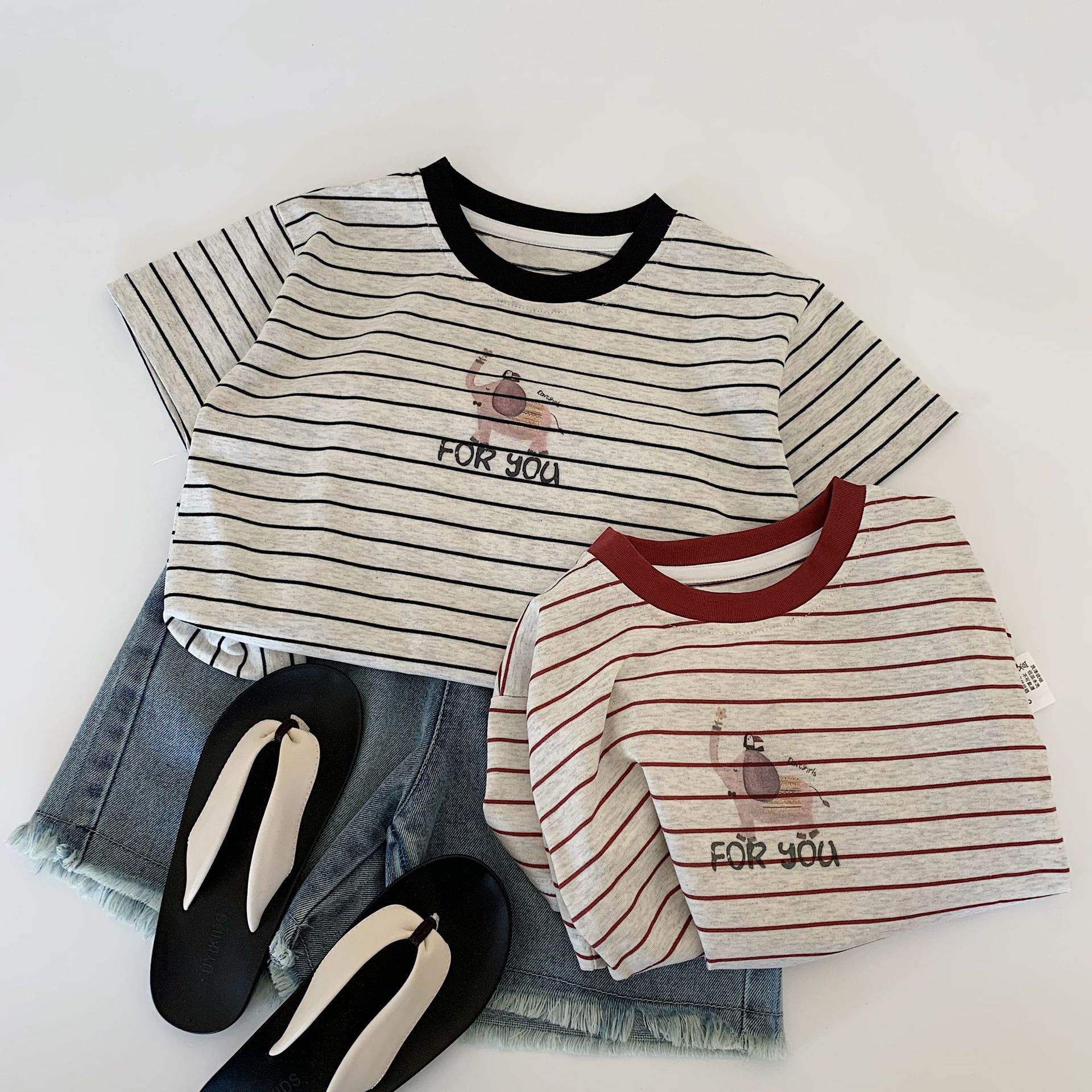 Camiseta a rayas de manga corta para niños Maibao 2025 verano nuevo estilo niño coreano verano niño niño medio manga superior al por mayor