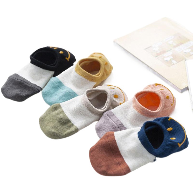 Calcetines de mujer a juego de color de algodón al por mayor con calcetines invisibles de silicona Primavera y verano tacón estampado en caliente cara sonriente calcetines de boca baja