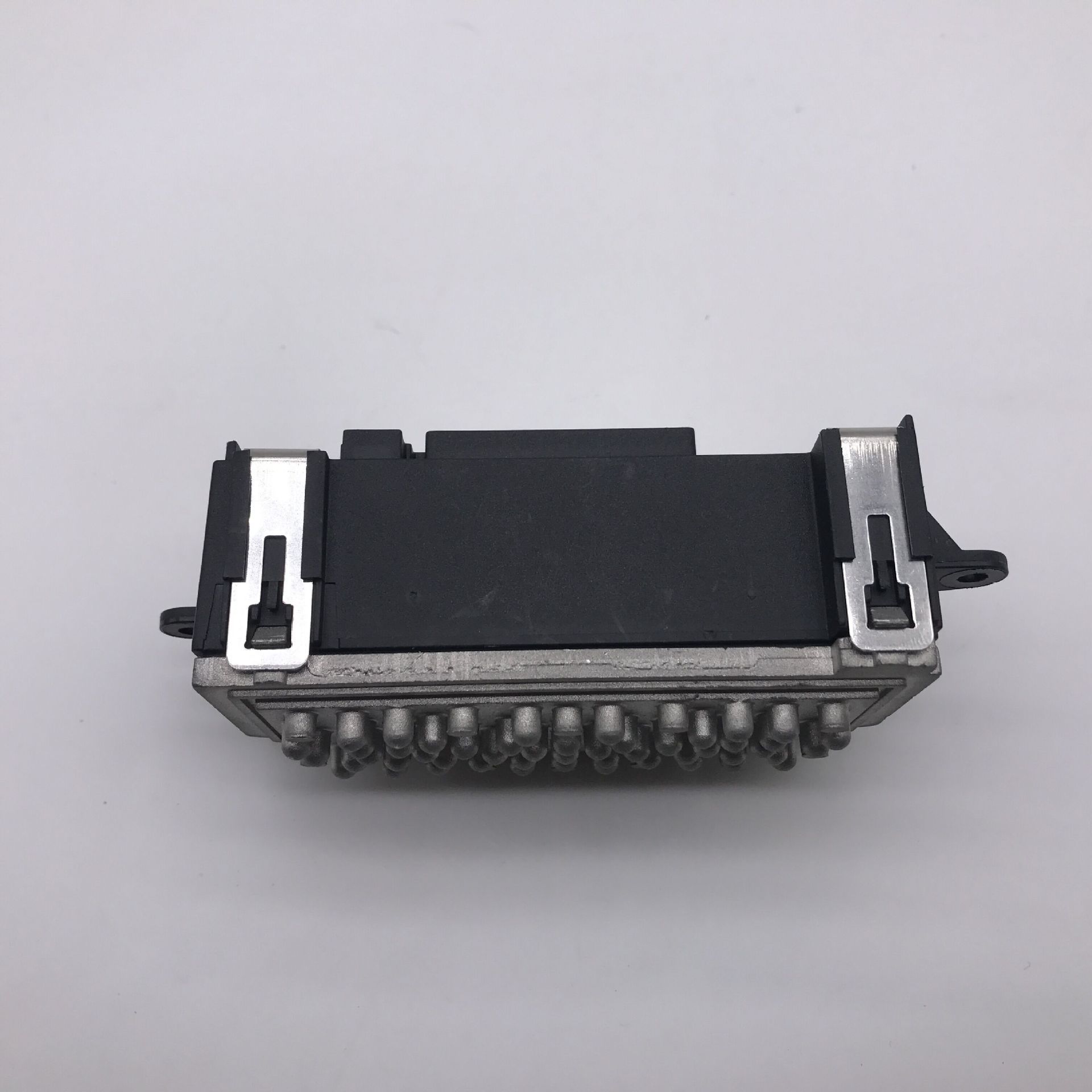 Adecuado para Audi A4L B8 Q5 calentador de resistencia del ventilador controlador 8k0 820 521 B