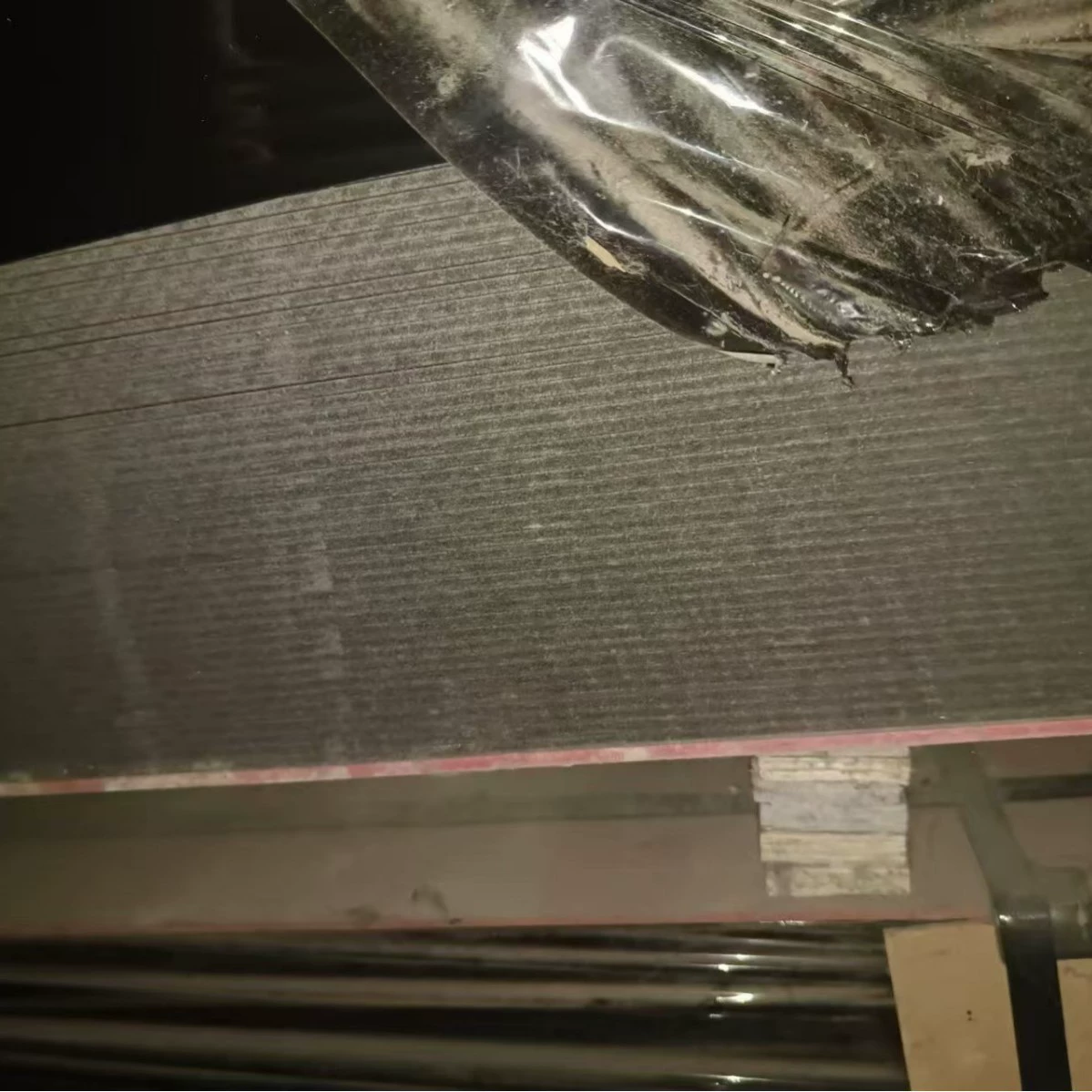 Прямые поставки с завода: углеродная кристаллическая плита, антибетонная, может предоставлять FSC-сертифицированную черную водонепроницаемую и влагостойкую плиту высокой плотности.