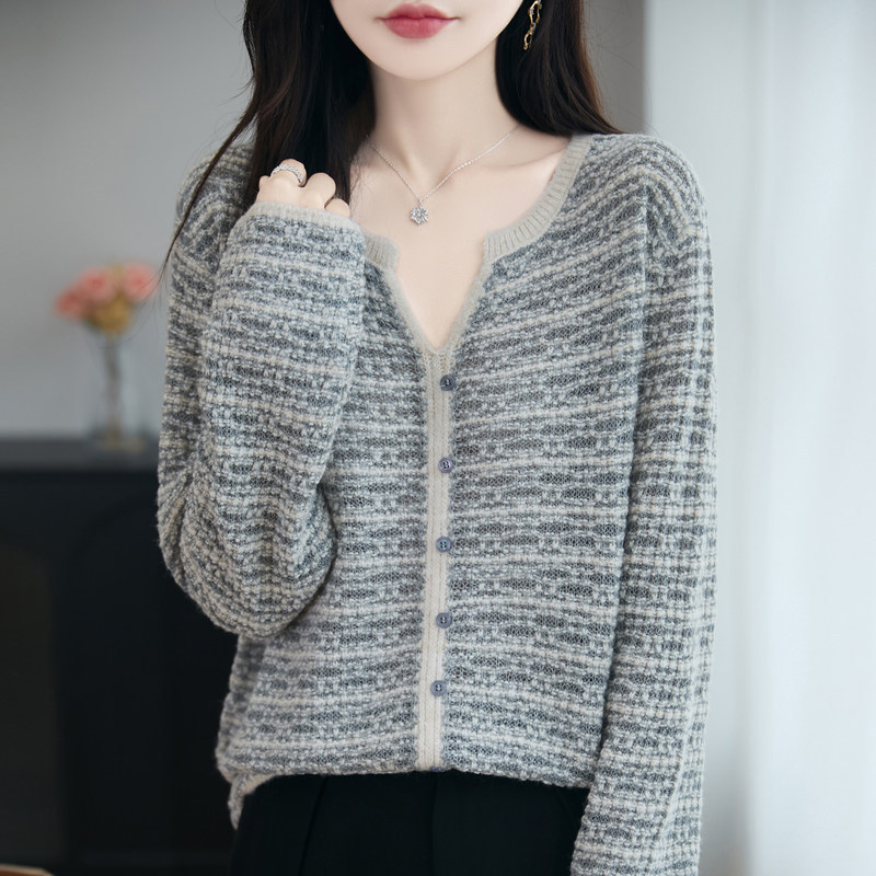 Early autumn V-neck Chanel-style knitted base shirt for women, 2026 new spring and autumn stylish top, plus-size autumn and winter sweater