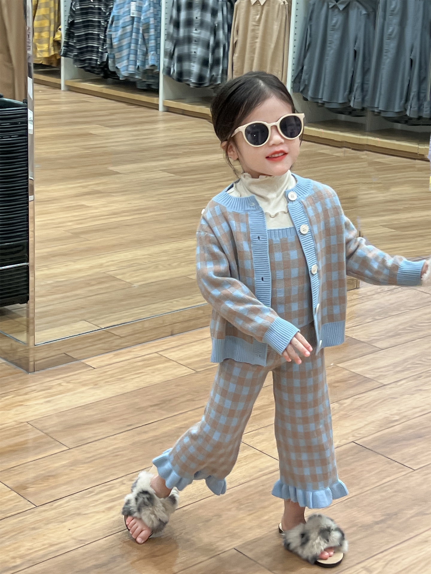 2023. aasta sügisene tüdrukute Korea väljaande temperamentne magusa sinise ruudulise kootud komplektiga kampsun, varrukatega topp, puidust kõrvaäärega püksid, kolm_voghion.com