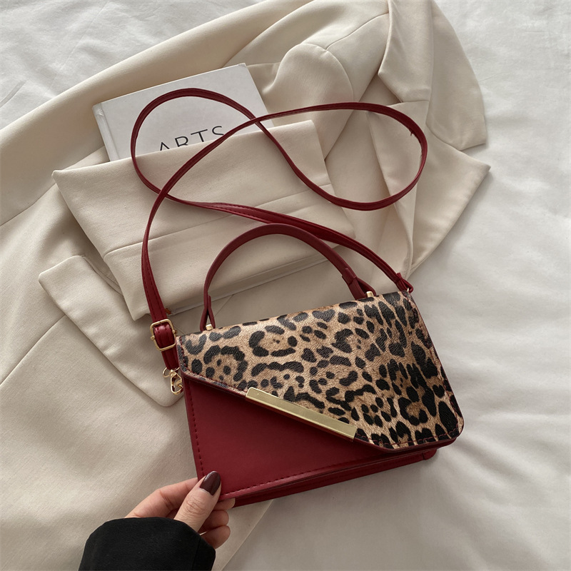 2025 nuevo bolso cuadrado pequeño con estampado de leopardo de color en contraste de moda, cadena simple casual, bolso de mensajero de un solo hombro de gran capacidad, bolso de axila