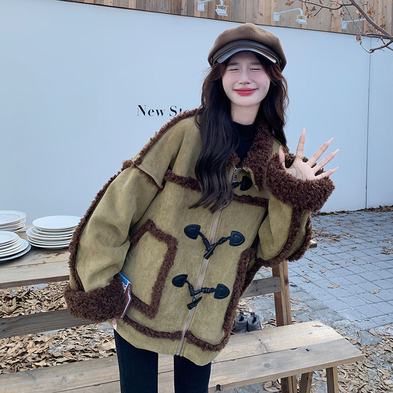 军绿色牛角扣皮毛一体羊羔毛外套女秋冬设计麂皮绒机车服棉服