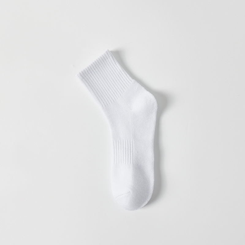 靴下の女性の秋冬の中筒の靴下の女性の日本の純色の積み重ねの靴下のinsの潮は腰のスポーツの靴下の黒い白いストッキングを束ねます。