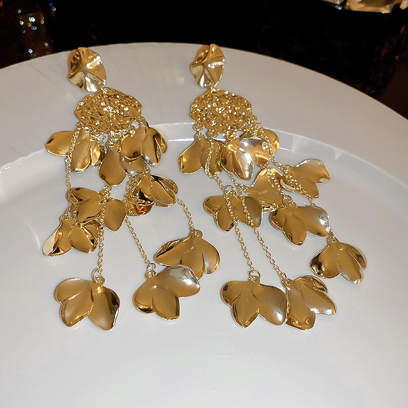 Pendientes de borla de flor de metal con aguja de plata Pendientes de temperamento de moda Pendientes exagerados de nicho europeo y americano