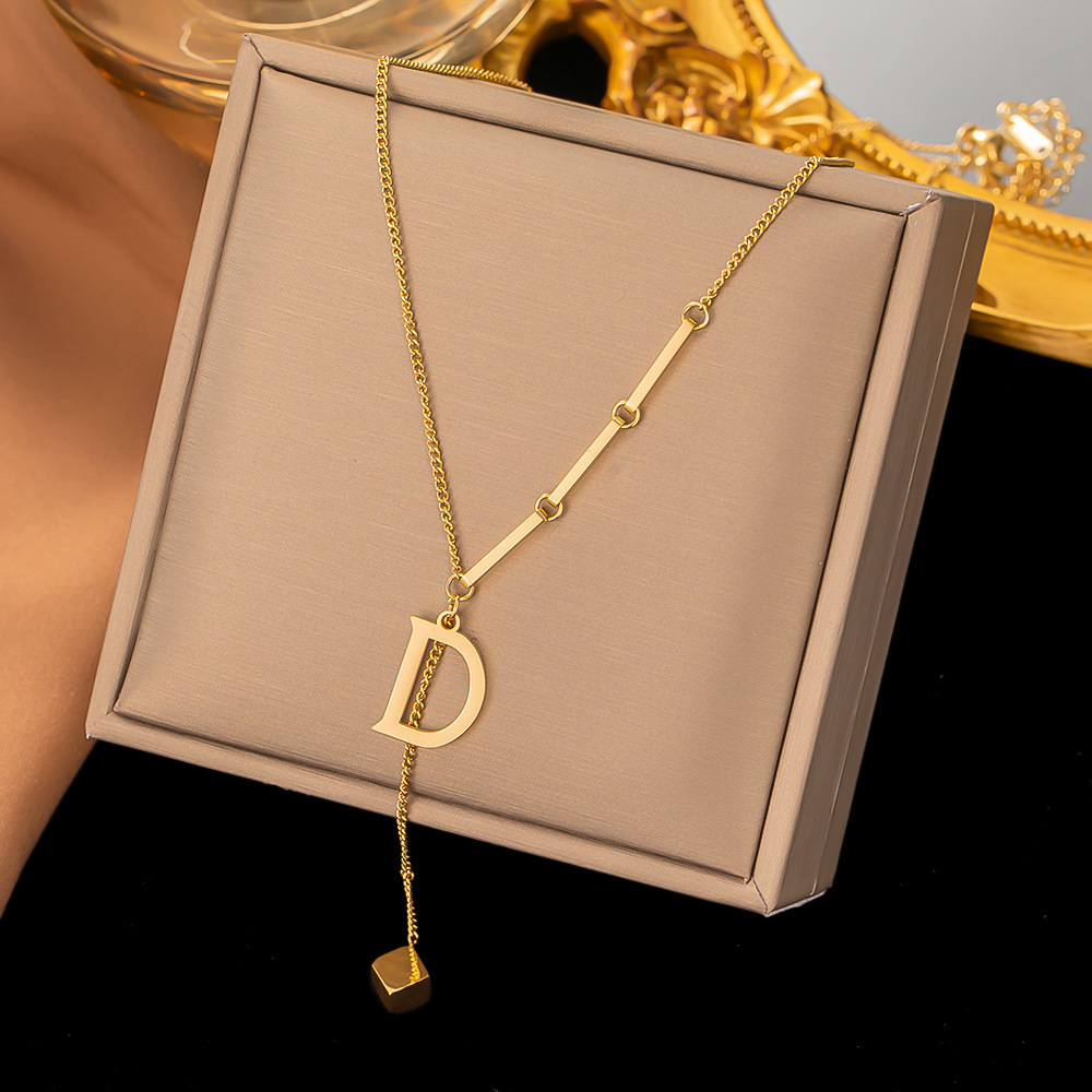 Acero de titanio elegante luz de lujo chapado en oro exquisito collar sin desvanecimiento de las mujeres del todo-fósforo de moda Red Cadena de clavícula de moda fábrica