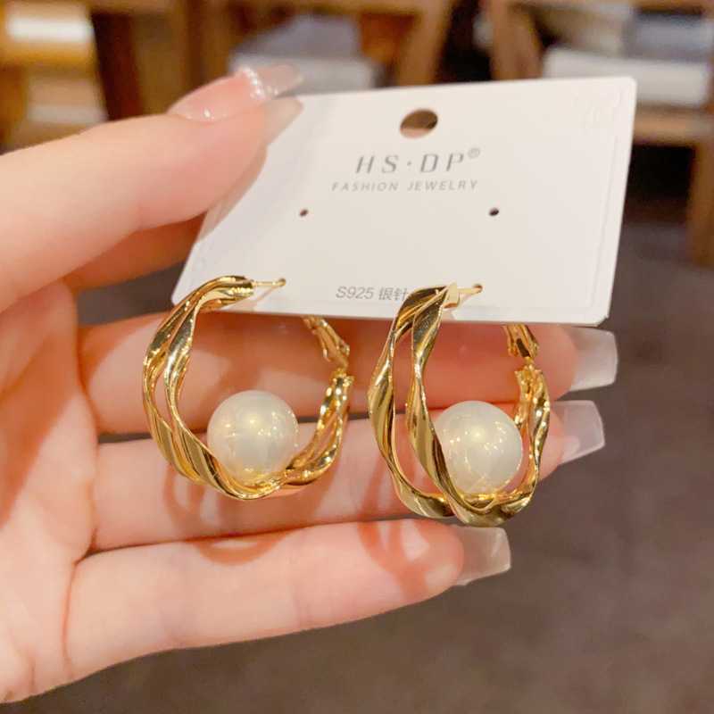 European and American Personalized Fashion Metal Irregular Pearl Earrings, Feminine, Simple Design, Cool Style Earrings Wholesale