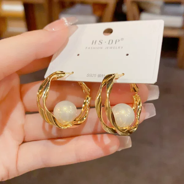 European and American Personalized Fashion Metal Irregular Pearl Earrings, Feminine, Simple Design, Cool Style Earrings Wholesale