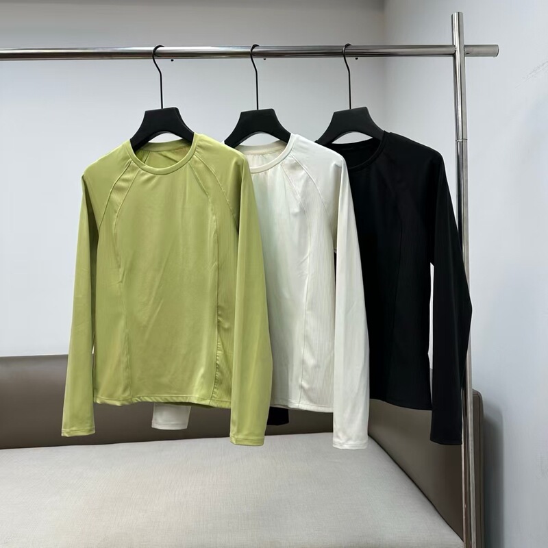 Women's moisture-wicking, quick-drying, brushed long-sleeve knit sports top, designed to prevent excessive sweating Women's moisture-wicking, quick-drying, brushed long-sleeve knit sports top, designed to prevent excessive sweating