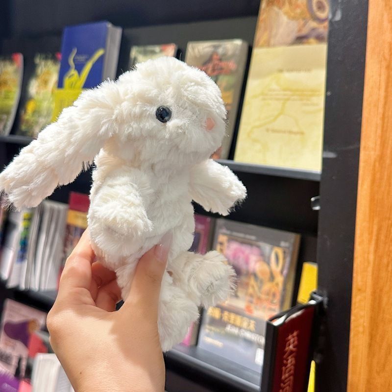 かわいいボニーウサギのぬいぐるみがキーホルダーを飾ってプレゼントを飾っています。|undefined
