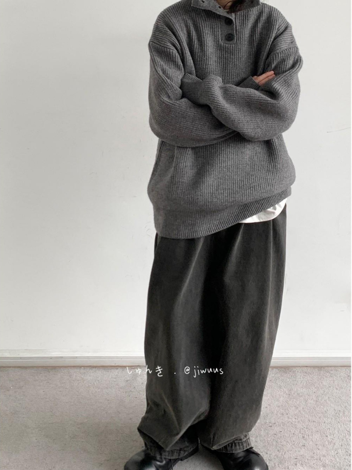 秋冬の日本系のレトロな百合の半高襟の保温のセーターの男性の女子学生のゆったりしているBF風の純色のニットの上着のファッション