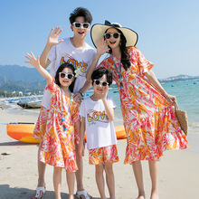 休闲亲子装夏款2024新款潮一家三口四口海边度假沙滩拍照连衣裙