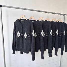 现货 2025秋季新韩国东大门not*ing written圆领毛衣菱格针织开衫