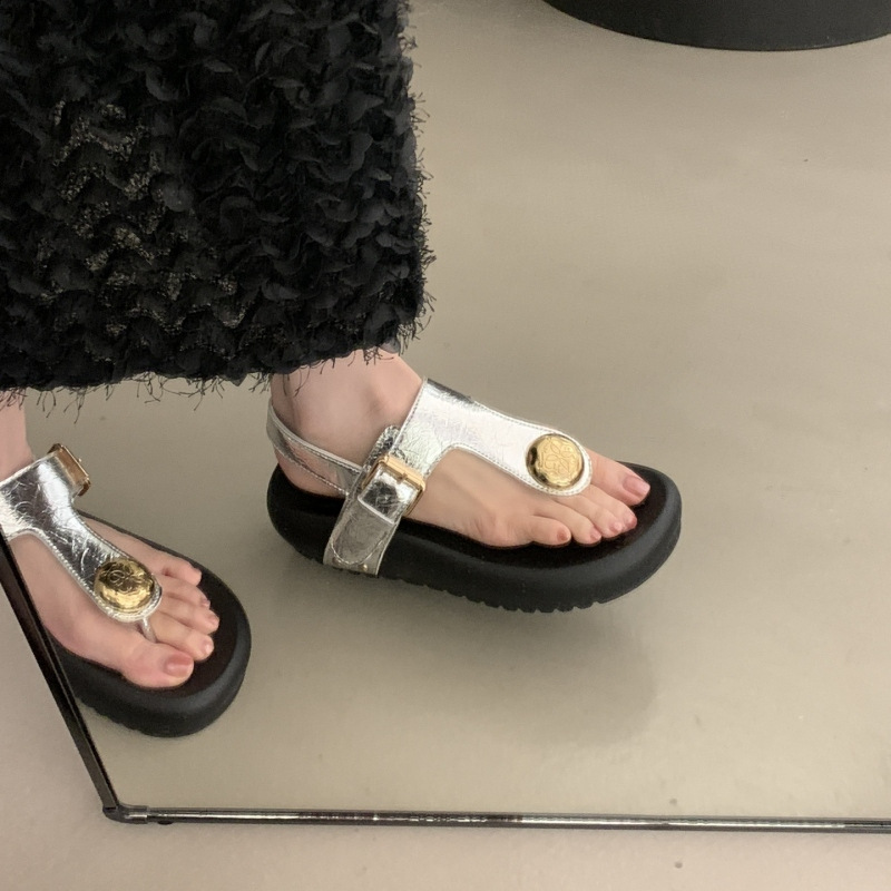 欧洲站女鞋25夏季时尚夹指T字带金属爆裂纹牛皮圆头松糕厚底凉鞋