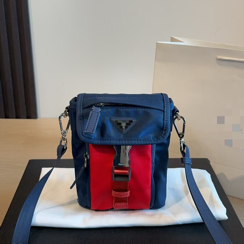 High-quality P-brand classic nylon fabric vertical crossbody bag, 2026 new model, unisex casual flip phone bag High-quality P-brand classic nylon fabric vertical crossbody bag, 2026 new model, unisex casual flip phone bag