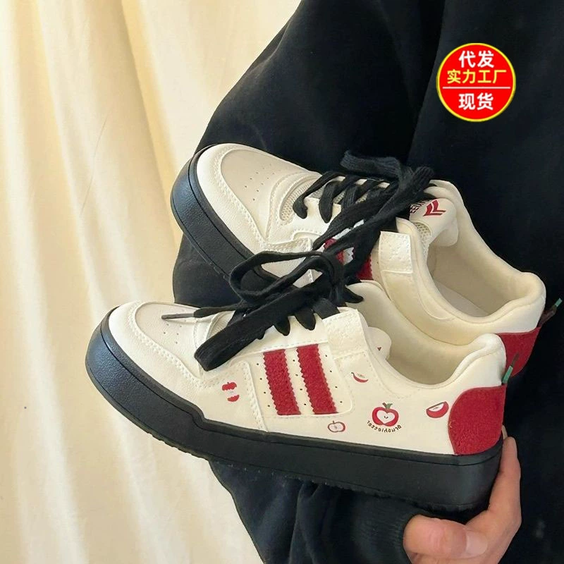 Оригинальные новогодние красные яблоки с низким содержанием маленьких белых туфель для детей Весна и Осень 2025 года