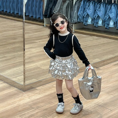 韓国の子供服の女の子セット2025春の新型丸襟の色合わせの長袖tシャツの銀色のケーキのスカートの2つのセット